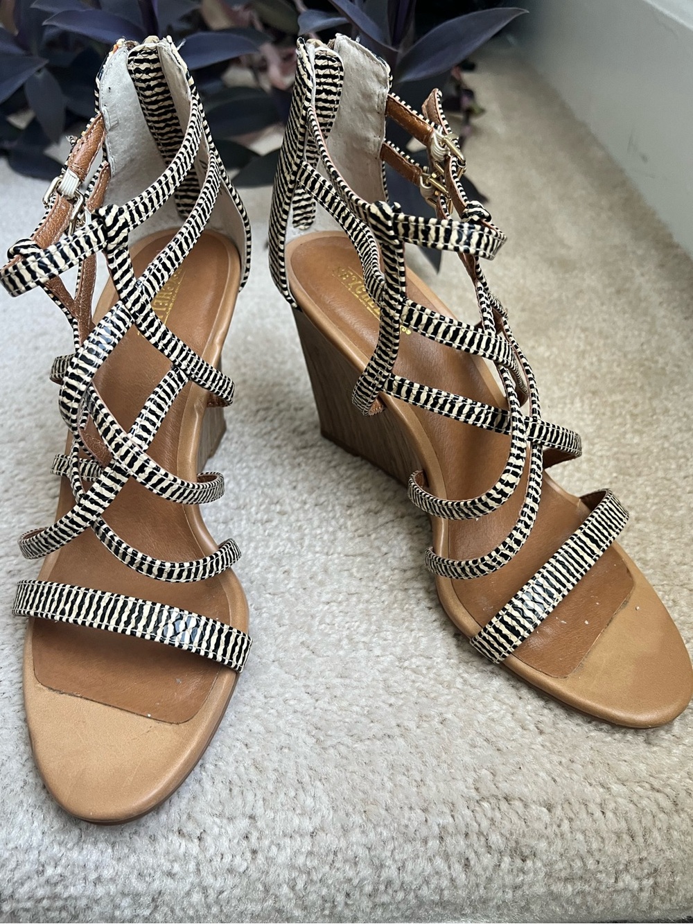 Black & White Strappy Wedge leather Sandals with Tan Footbed 6.5 Summer vacation